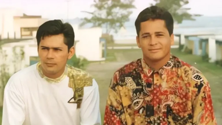 Cinebiografia de Leandro & Leonardo define atores principais; João Guilherme fica de fora Montagem com fotos antigas de Leandro e Leonardo juntos, em diferentes momentos da carreira da dupla sertaneja.