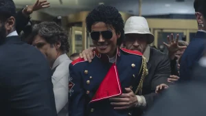 Globo de Ouro rejeita cinebiografia Michael em categoria musical; diz site Jaafar Jackson caracterizado como Michael Jackson em cena da cinebiografia Michael, cercado por fãs em um vagão de metrô.