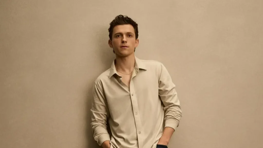 Tom Holland estrelará novo thriller com trama secreta; confira Tom Holland posa para foto em ensaio fotográfico.