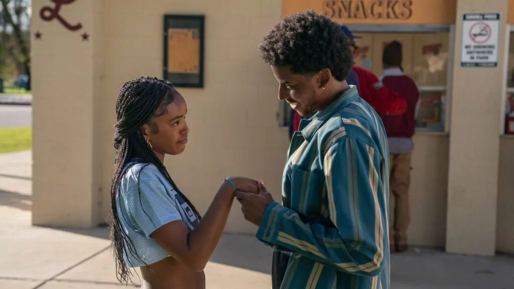 Lovie Simone como Keisha Clark e Michael Cooper Jr. como Justin em Para Sempre (Reprodução / Netflix)